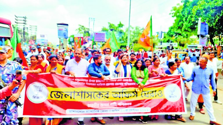 डीएम ऑफिस को भाजपा ने घेरा, संसद तक होगा आंदोलन