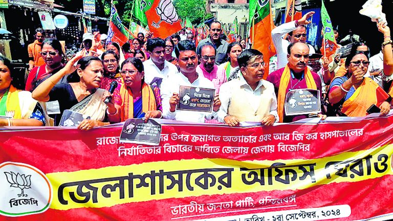 मुख्यमंत्री के इस्तीफे की मांग पर भाजपा का डीएम कार्यालय घेराव अभियान