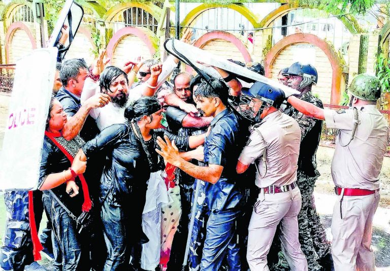 जगह-जगह भाजपा कार्यकर्ताओं व पुलिस में झड़प, तनाव
