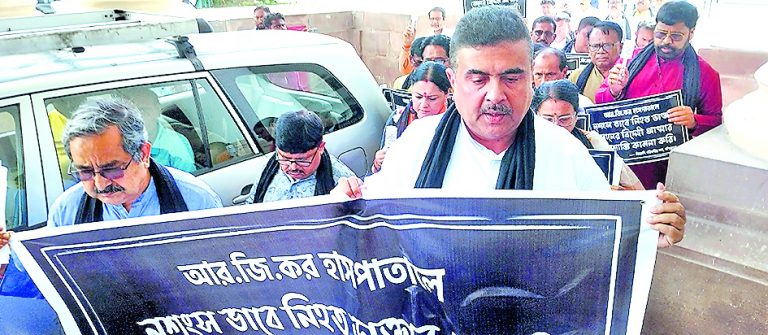विस परिसर में कैंडल लेकर भाजपा ने निकाला मौन जुलूस
