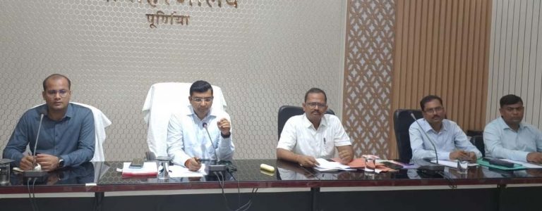लक्ष्य के विरुद्ध निर्धारित समय सीमा के अंदर करायें आवेदन : डीएम
