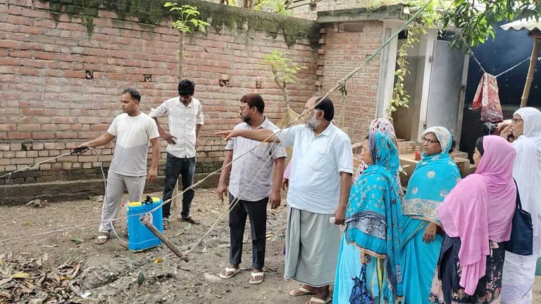 ग्रामीणों को साफ-सफाई रखने के लिए किया जागरूक
