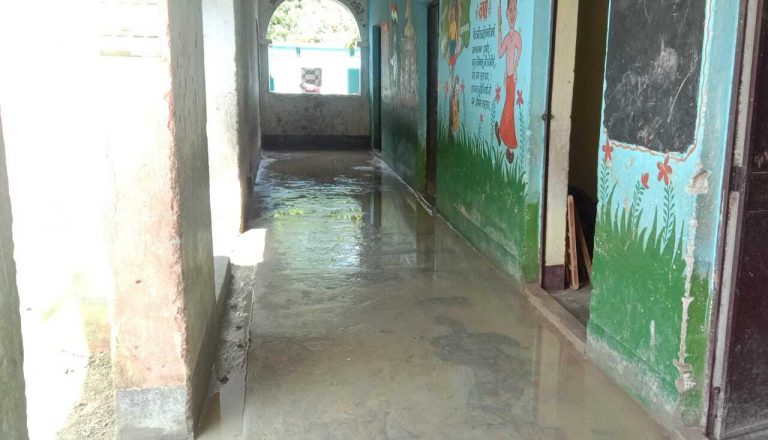 विद्यालय परिसर में जलजमाव,  छात्रों को सता रहा संक्रामक बीमारी का डर