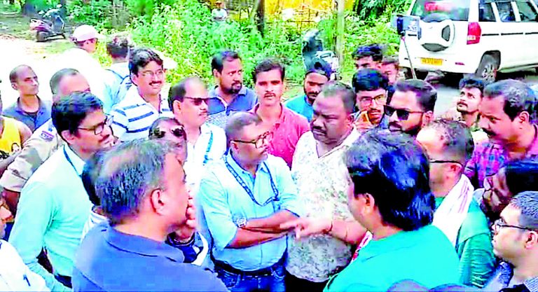 आइएसपी के क्वार्टर खाली कराने आये अफसरों का किया घेराव