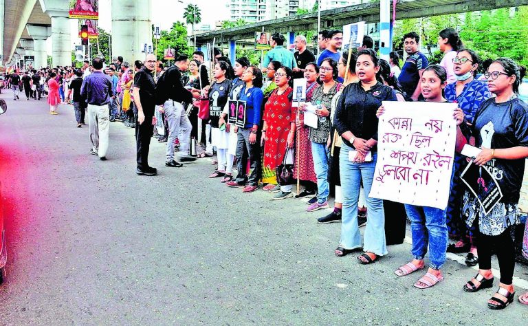 सीनियर डॉक्टरों ने मानव श्रृंखला बना जताया विरोध