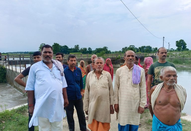पुल निर्माण की मांग को लेकर ग्रामीणों ने जताया विरोध