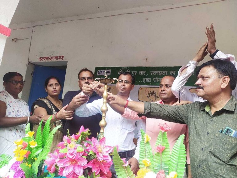 बच्चों को खिलायी गयी कृमि नाशक दवा