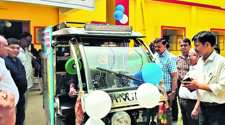 राष्ट्रीय कृमि मुक्ति दिवस पर डीएम ने छात्राओं को खिलायी कृमिनाशक अल्बेंडाजोल