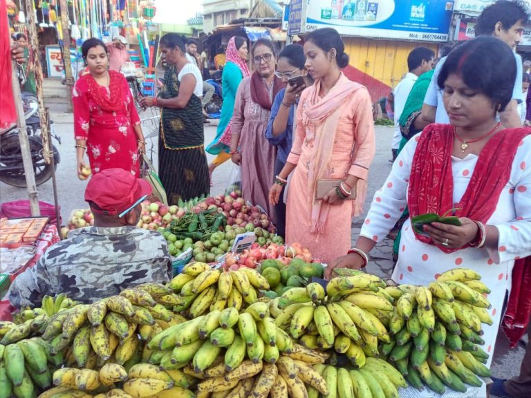 तीज को लेकर खरीदारी तेज, बाजार गुलजार