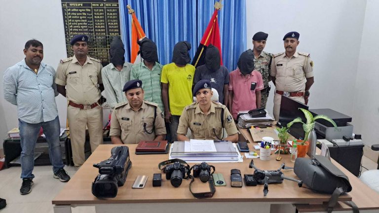 वीडियो कैमरा बुक कर लूटपाट करनेवाला पांच धराये