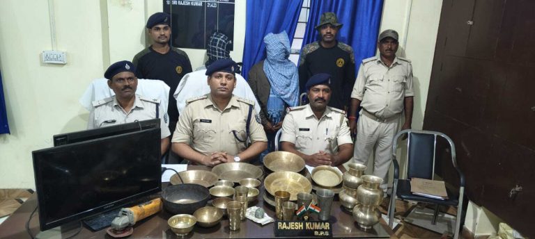 चोरी के सामान लेकर भागने की फिराक में थी महिला, पुलिस ने किया गिरफ्तार