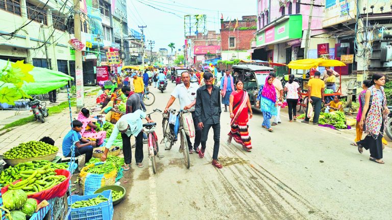 डीएम के आदेश के बाद भी सत्यदेवगंज से नहीं हटाया गया सब्जी मार्केट