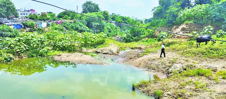 Ranchi news : बिरसा चौक पर नया आरओबी का निर्माण कार्य बारिश के कारण रुका