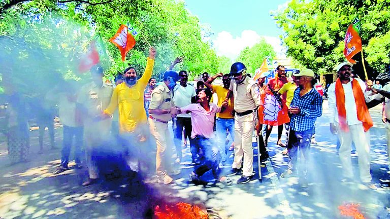 सड़क पर भाजपा ने फूंके टायर, लगायी न्याय की गुहार
