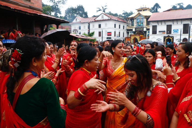 महिलाओं ने मनाया अखंड सौभाग्यवती का पर्व तीज