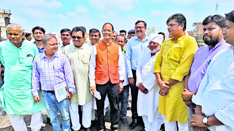 एलिवेटेड कॉरिडोर का सांसद आलोक सुमन ने किया निरीक्षण, कहा- आठ लेन में बन रही सड़क