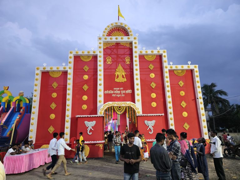 पंडालों में विराजे गणपति, दर्शन को उमड़़ी भीड़