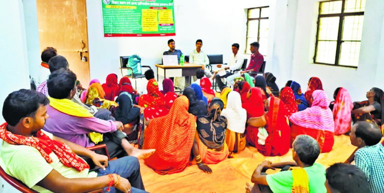 श्रम विभाग ने कैंप लगाकर दी योजनाओं की जानकारी