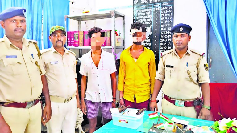 Hajipur News : हथियार छोड़ कर भागे दो बदमाश आठ घंटे के अंदर गिरफ्तार