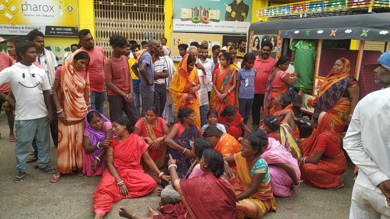 संवेदक के आवास के पास शव रख कर मुआवजा की मांग