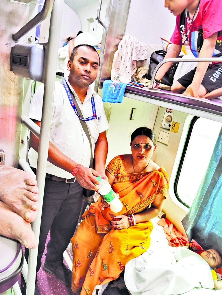 CHAPRA : भूख से बिलबिला रहे बच्चे के लिए रेलवे ने चलती ट्रेन में पहुंचाया दूध