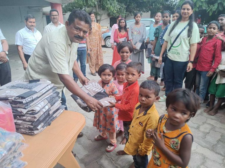 Giridih News: अखिल भारतीय बीमा कर्मचारी संघ ने बिरहोर बच्चों के बीच बांटी सामग्री