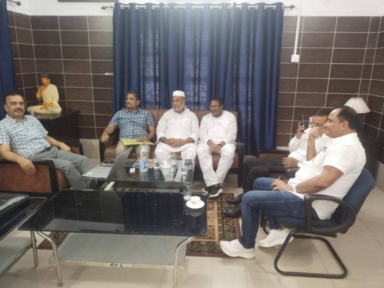 विशेष भूमि सर्वेक्षण कार्य को ले सांसद, विधायक ने एडीएम व अन्य अधिकारियों के साथ की बैठक