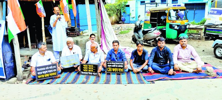 आरजी कर मामले की धीमी जांच  के खिलाफ ब्लॉक कांग्रेस का धरना