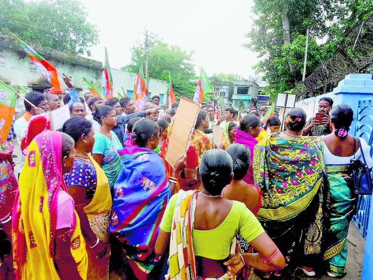 सोशल मीडिया में महिलाओं पर अभद्र पोस्ट, आरोपी तृणमूलकर्मी, भाजपा का हल्लाबोल