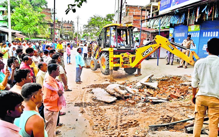 प्रशासन ने बुलडोजर चलवा कर नोखा रोड में नाले को कराया अतिक्रमणमुक्त