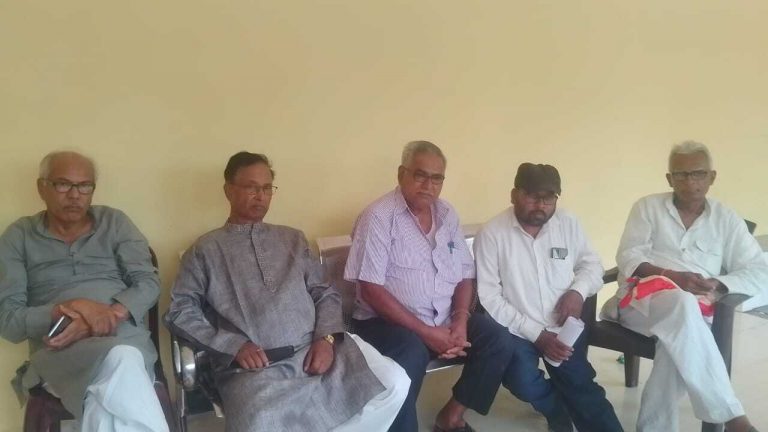 जहरीले कचरे से मर रहीं नदियां, संकट में हैं नदियों पर जीने वाले लोग