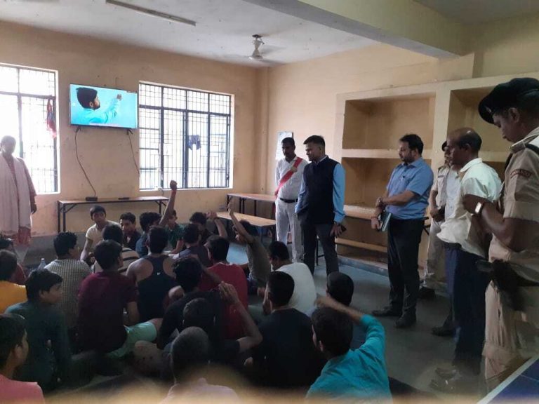 डीएम ने सभी किशोरों को अपने जीवन में सुधार के लिए पढ़ाई, स्किल डेवलपमेंट पर ध्यान देने को कहा