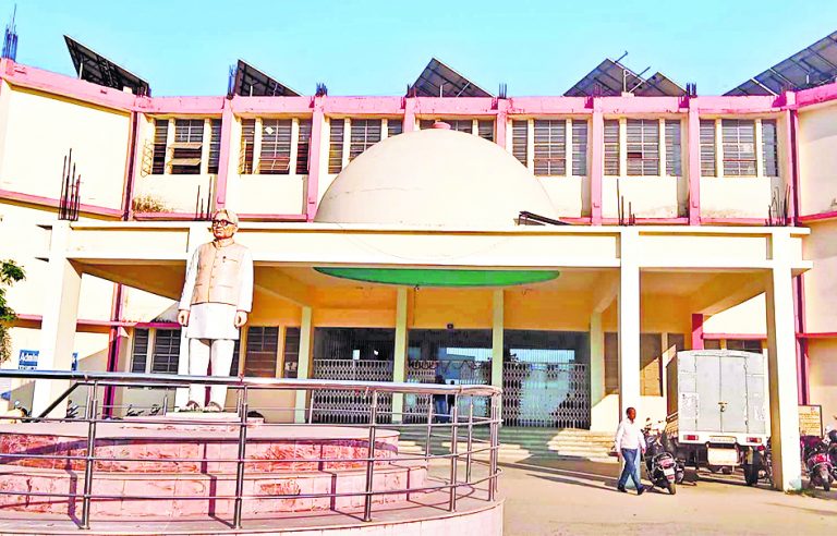 Chhapra News : पीजी व स्नातक में नामांकन के बाद 90 फीसदी छात्र-छात्राएं नहीं आ रहे कॉलेज