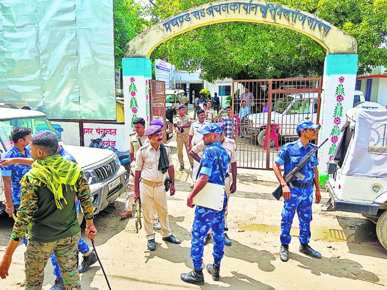 Chhapra News : क्रॉस वोटिंग के कारण कुर्सी बचाने में सफल हुए रिविलगंज प्रखंड प्रमुख