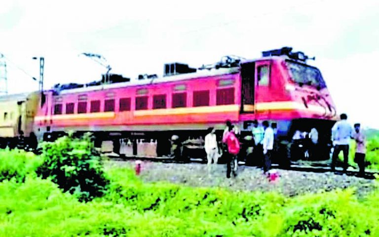 बांसलाई स्टेशन के पास चालीस मिनट तक खड़ी रही पैसेंजर ट्रेन