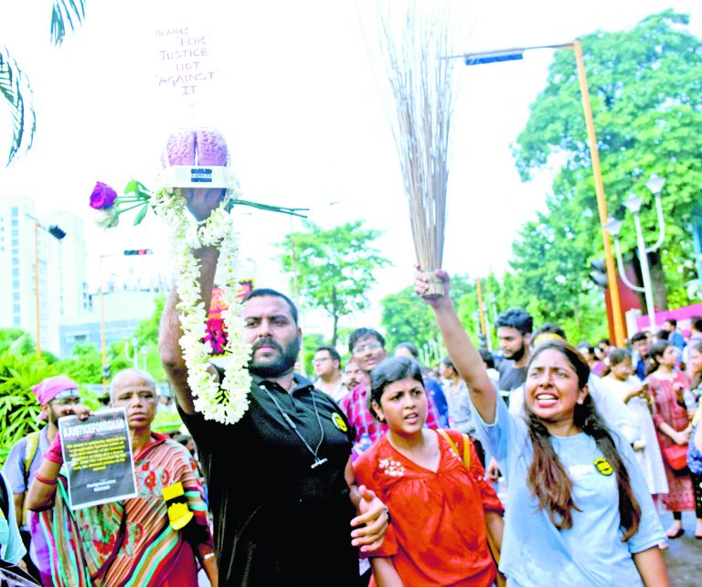 सुप्रीम कोर्ट की डेडलाइन खत्म, हड़ताल जारी