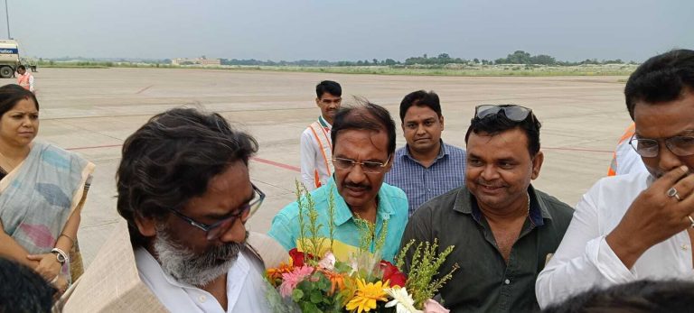 सीएम और मंत्रियों का कांग्रेस-झामुमो नेताओं ने एयरपोर्ट पर किया स्वागत