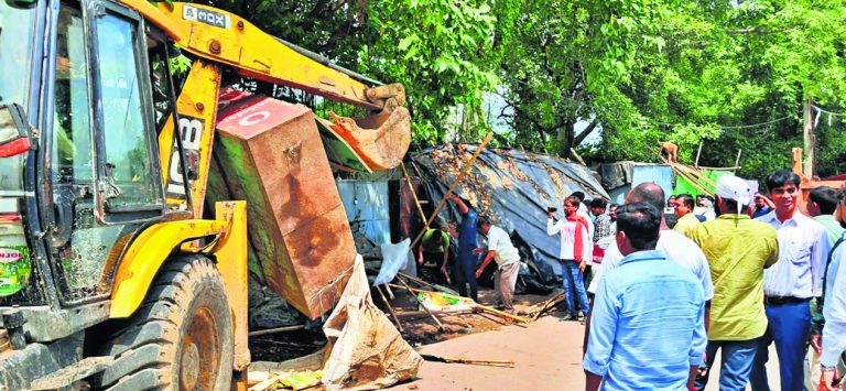 अतिक्रमण : नौ दुकानों पर जड़ा ताला, वसूला जुर्माना