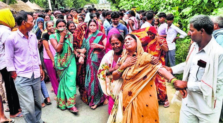 saran news. ट्रक से कुचलकर इंटर की छात्रा की मौत, विरोध में सड़क जाम