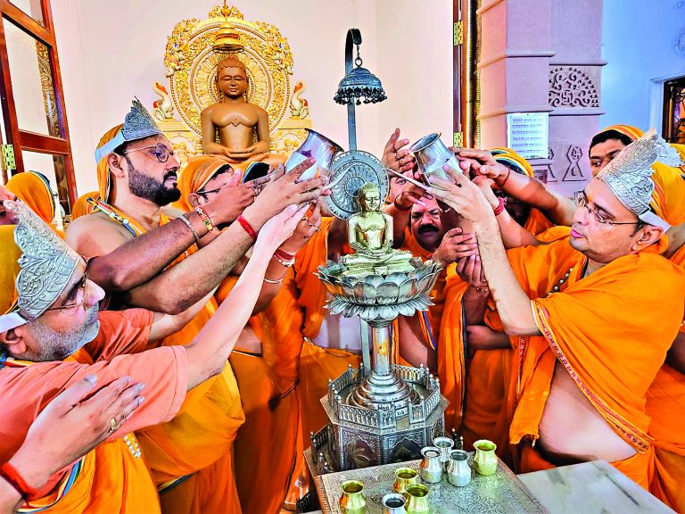 RANCHI NEWS : जिसका मन स्वच्छ हो गया, उसमें लोभ और विकार नहीं आ सकते : पंडित निखिल जैन