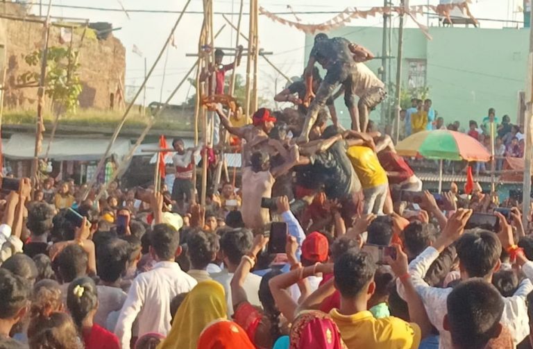मटका फोड़ प्रतियोगिता में जयकृष्णपुर कटहा की टीम जीती