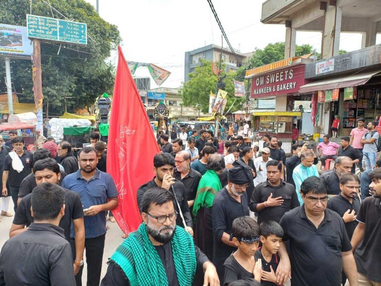 शिया समुदाय ने कमरा मुहल्ला से निकाला ऊंट का जुलूस