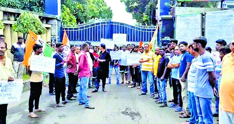 नियुक्ति की मांग पर स्थानीय युवकों ने किया विरोध प्रदर्शन, सौंपा ज्ञापन