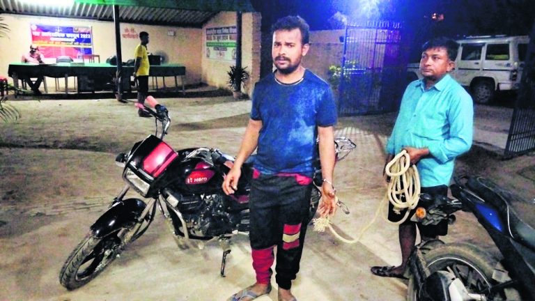 Chhapra News : वाहन चेकिंग के दौरान चोरी की बाइक से साथ एक गिरफ्तार