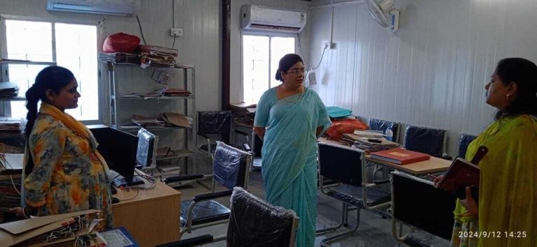 प्रभार लेते ही एक्शन में डीएम, कहा- समय पर आएं कार्यालय