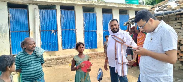 जर्जर सामुदायिक शौचालय एक सप्ताह में होगा ठीक, बीडीओ से मुखिया ने मांगा समय