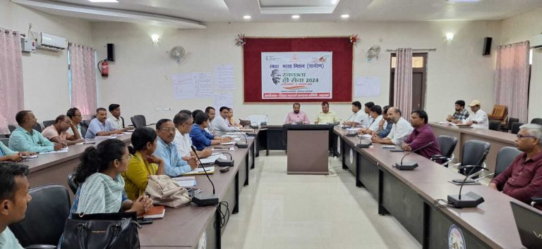 सामूहिक श्रमदान के माध्यम से व्यापक स्तर पर सफाई व्यवस्था का होगा क्रियान्वयन – डीएम