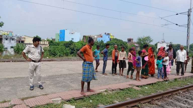 कुरसेला स्टेशन पर ट्रेन की चपेट में आने से महिला की मौत