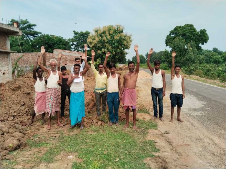ग्रामीणों ने सड़क की मरम्मत का कार्य रोका, जमीन के बदले मुआवजे नहीं मिलने का लगाया आरोप