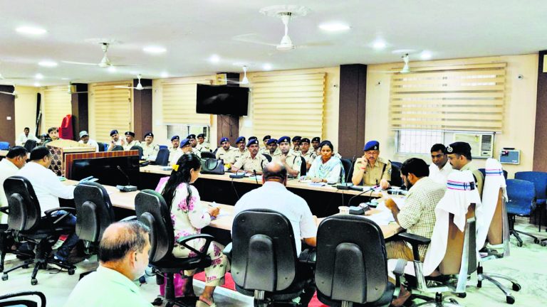 hajipur news. भूमि विवाद निष्पादन में सीओ, बीडीओ और थाना एक यूनिट बनकर करें काम : डीएम